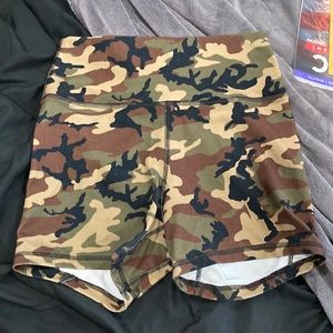 Fleo camo true high contour shorts
